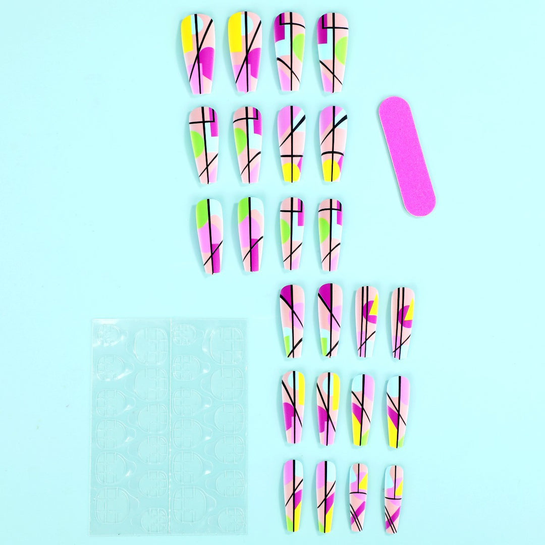 Kunstnägel im modernen geometrischen Design Karnz