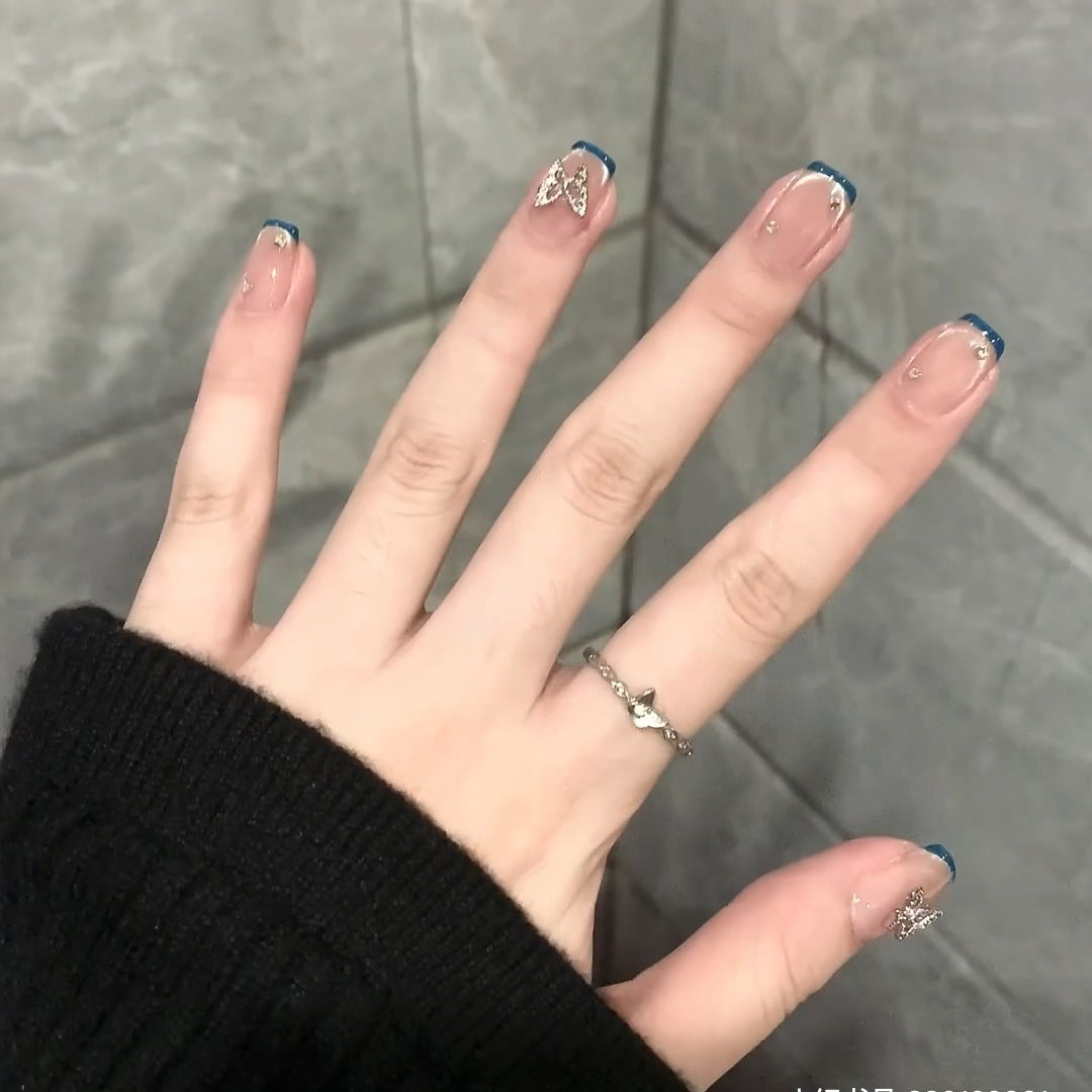 Kunstnägel mit Trendigen Französischen Spitzen und Dekorativen Glitzerakzenten Karnz