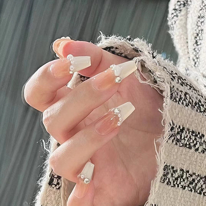 Kunstfingernägel mit Glamourösen Perlen-Details Karnz
