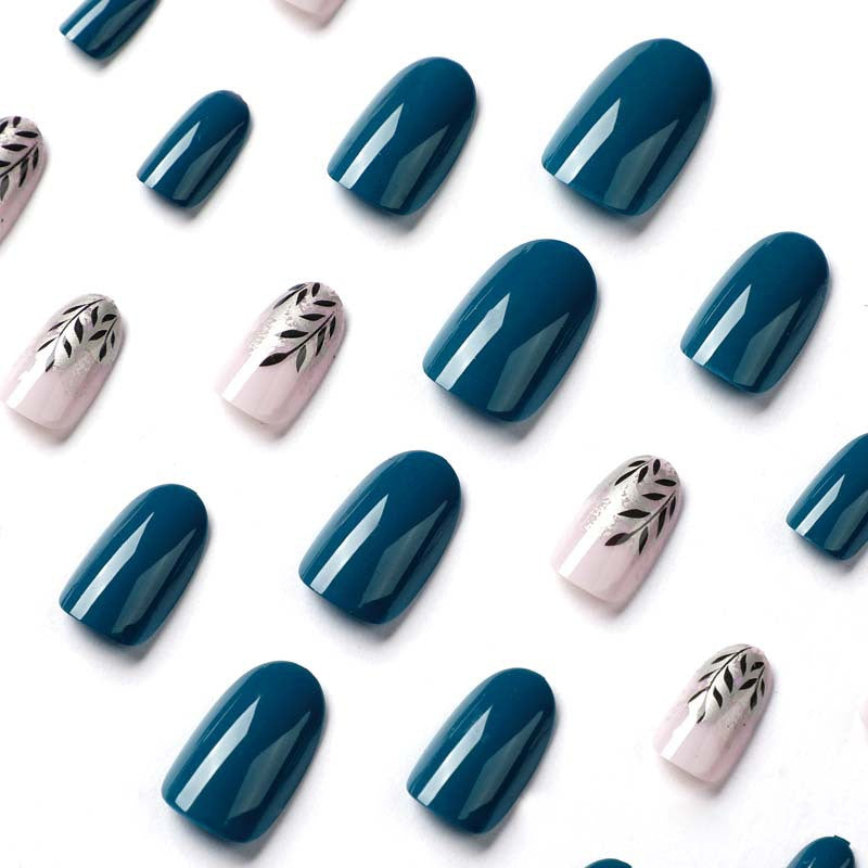 Elegante Nagelkunst mit floralem Akzent und metallischen Details Karnz