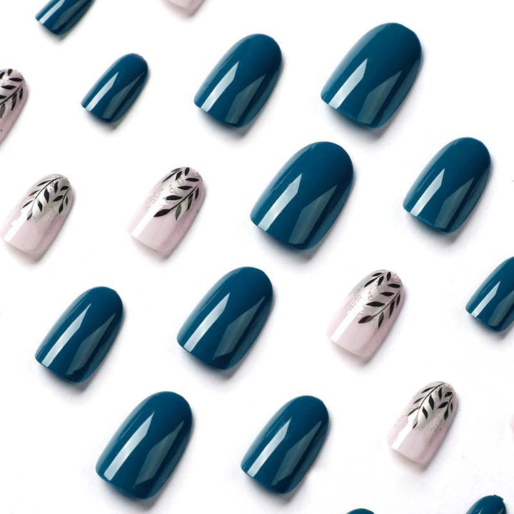 Elegante Nagelkunst mit floralem Akzent und metallischen Details Karnz