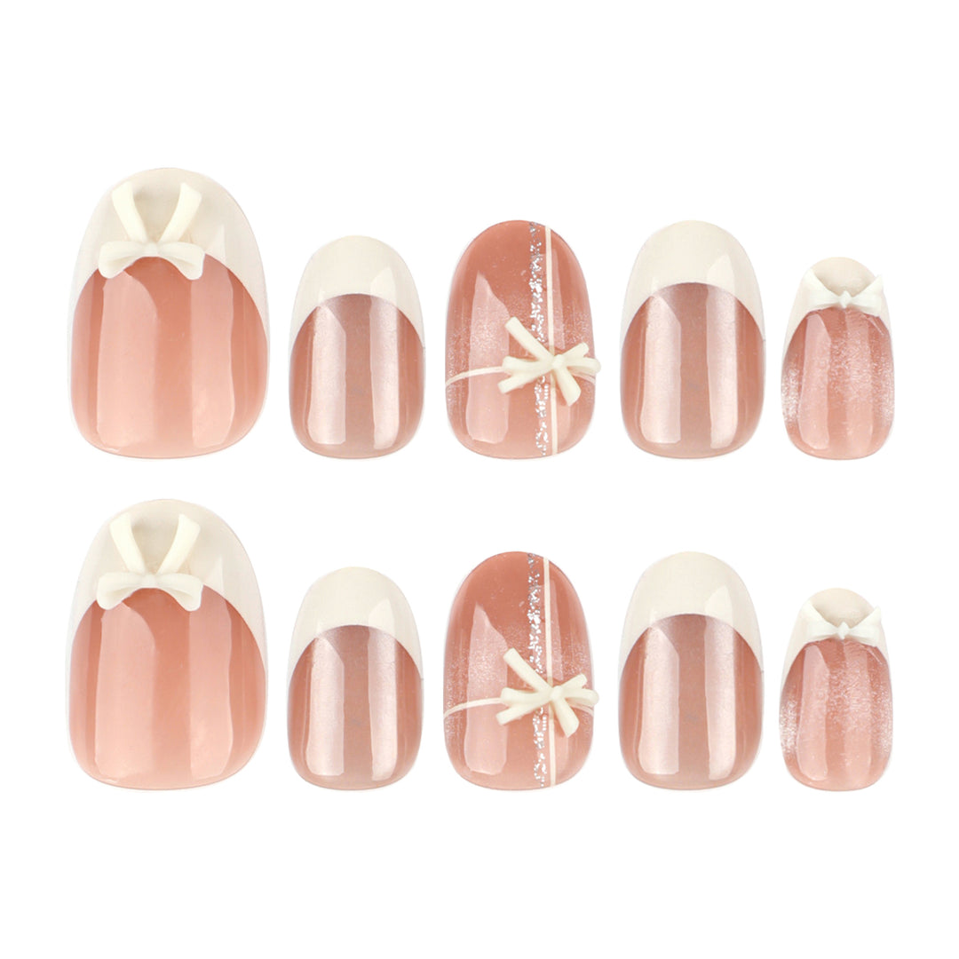 Elegante Kunstnailart mit zarten Blütenmotiven Karnz