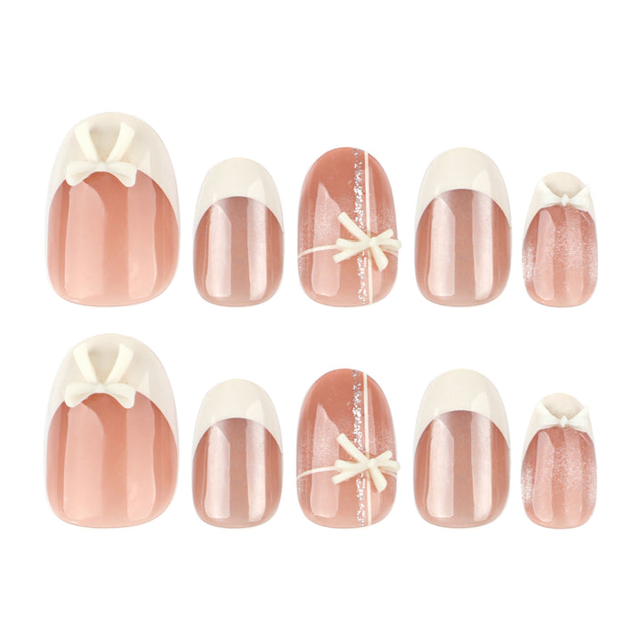 Elegante Kunstnailart mit zarten Blütenmotiven Karnz