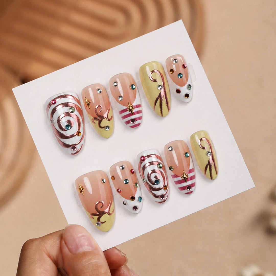 Kunstnagelset mit luxuriösen Farbakzenten und funkelnden Verzierungen Karnz