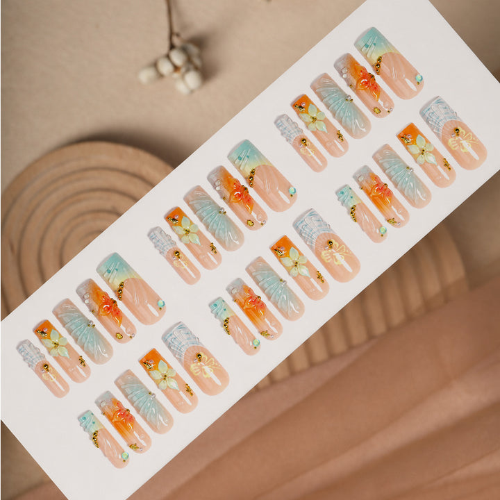 Kunstnagelset mit floralen und luxuriösen Verzierungen Karnz