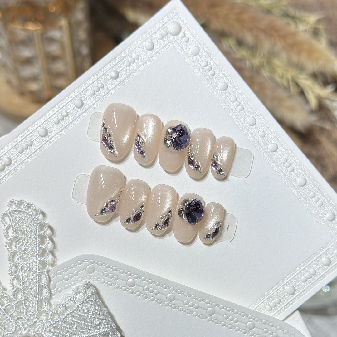 Elegantes Press-On-Nagel-Set mit Edelsteinakzenten Karnz