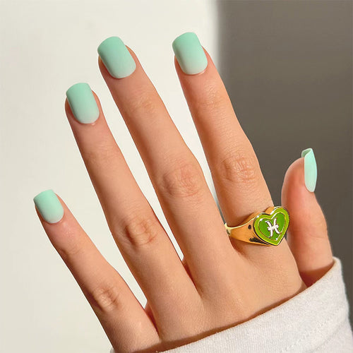 Modische Nagelkunst mit mattem Finish und Herz-Design Karnz