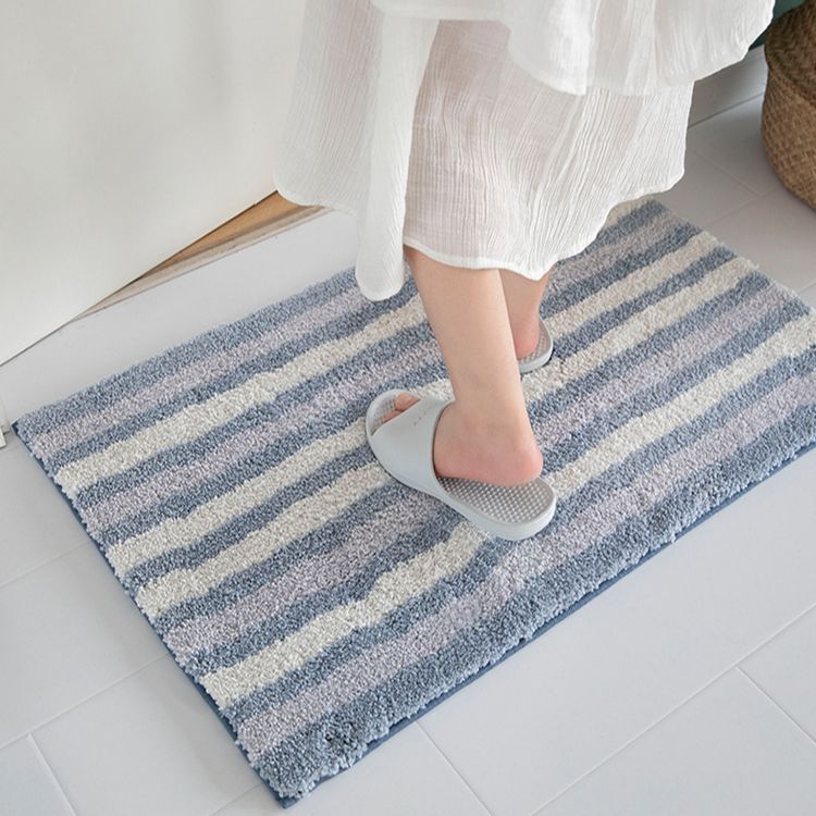 Weicher Badvorleger mit gestreifter Hochfloor-Oberfläche