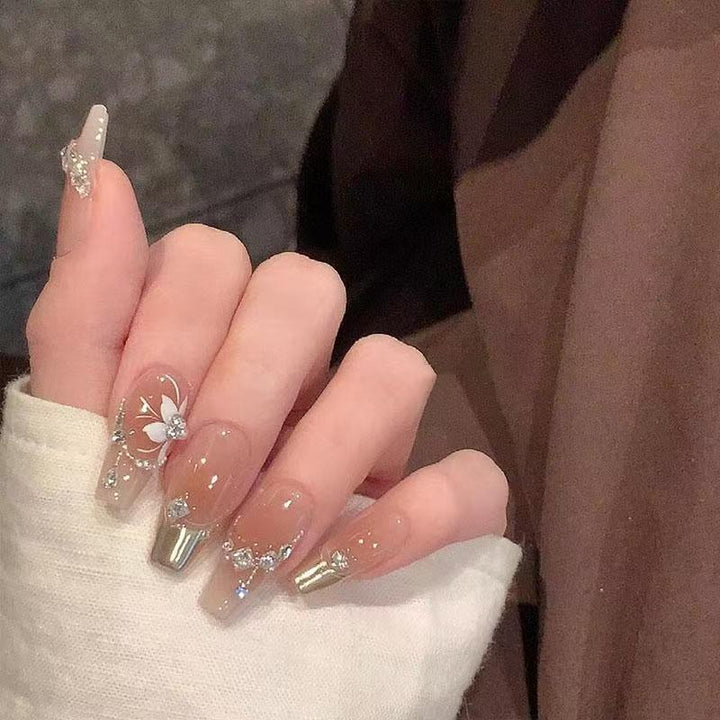 Elegante Press-On-Nagelkunst mit floralen und Edelstein-Details Karnz