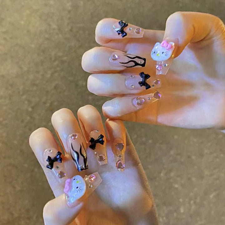 Kunstvolle Nagelverlängerungen mit Hello Kitty und floralen Akzenten Karnz