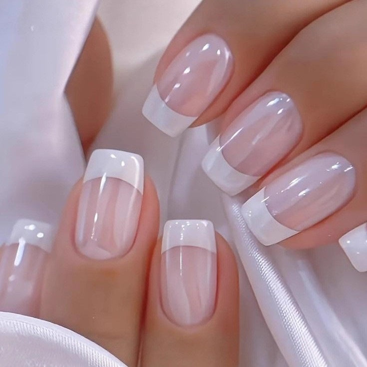 Kunstnagelset mit stilvollem French-Design und elegantem Glanz Karnz