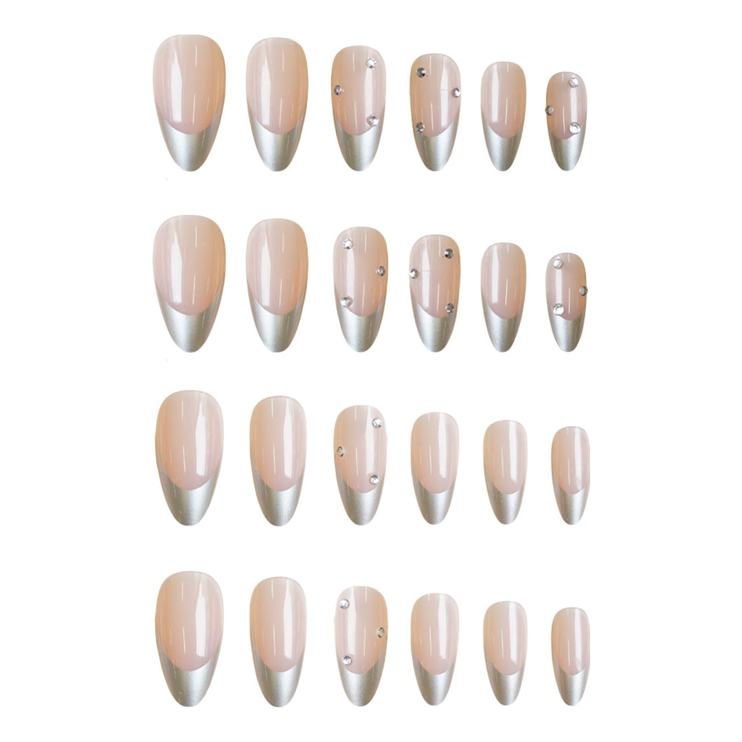 Kunstnagelset mit eleganten Metallic-Nuancen und Strassverzierungen Karnz