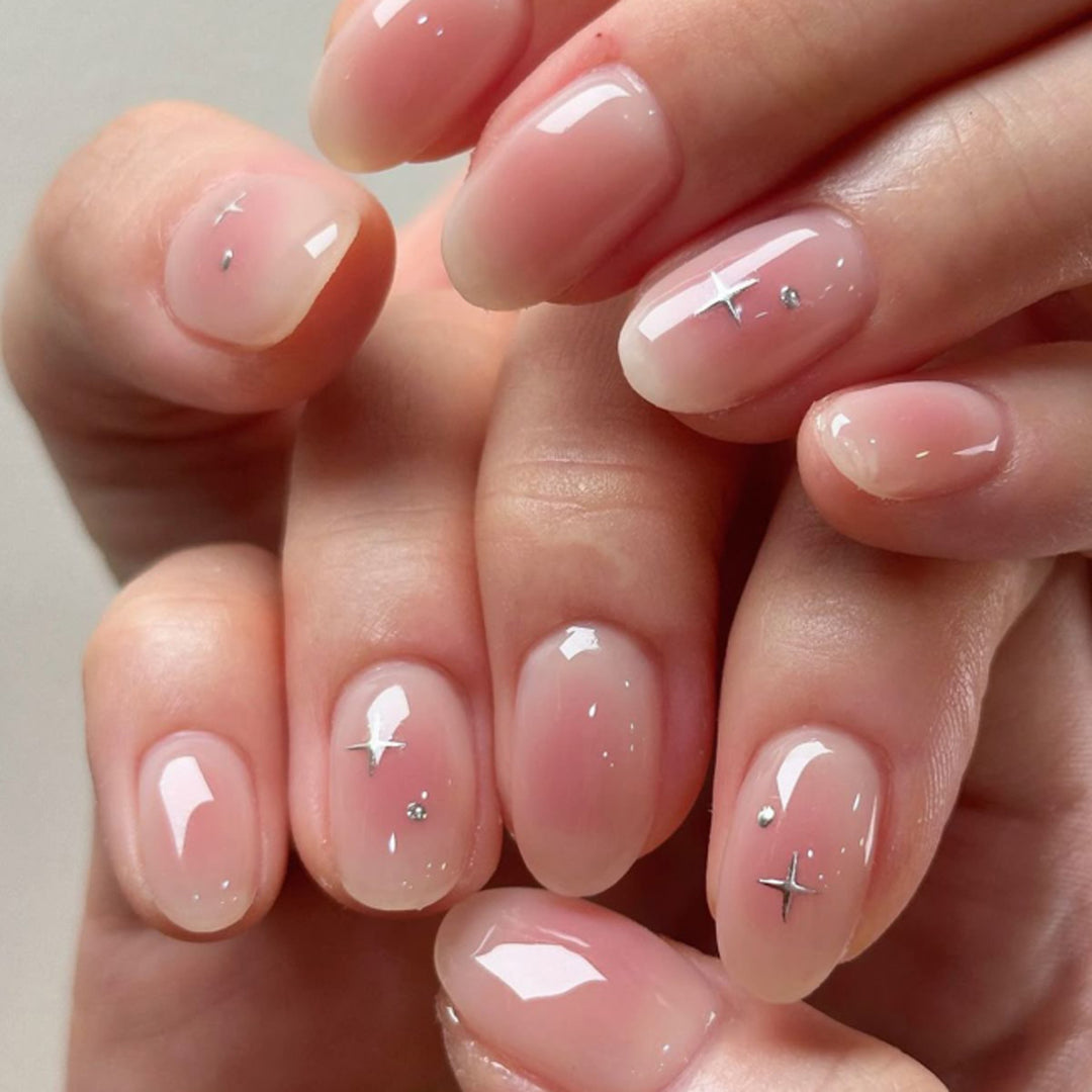 Kunstvolle Nagelverlängerungen mit glänzenden Strassakzenten Karnz