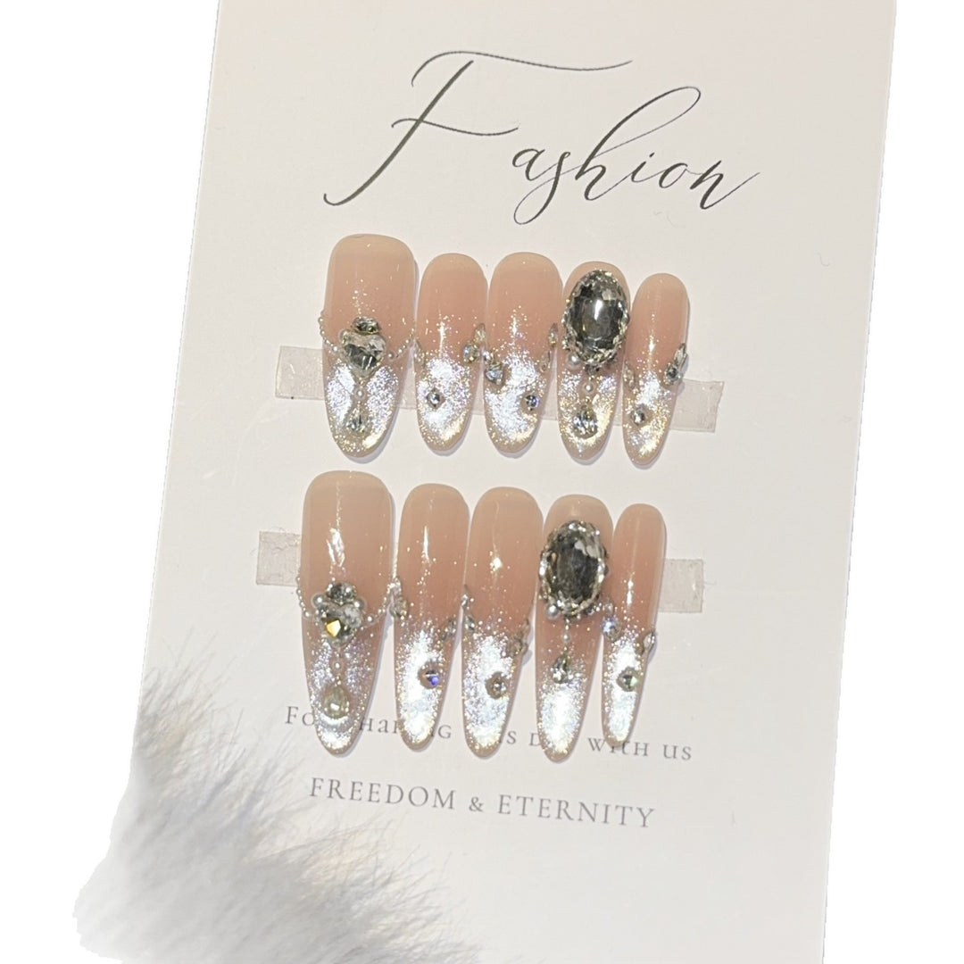 Glamouröse Kunstnagelspitzen mit Strass-Akzenten Karnz