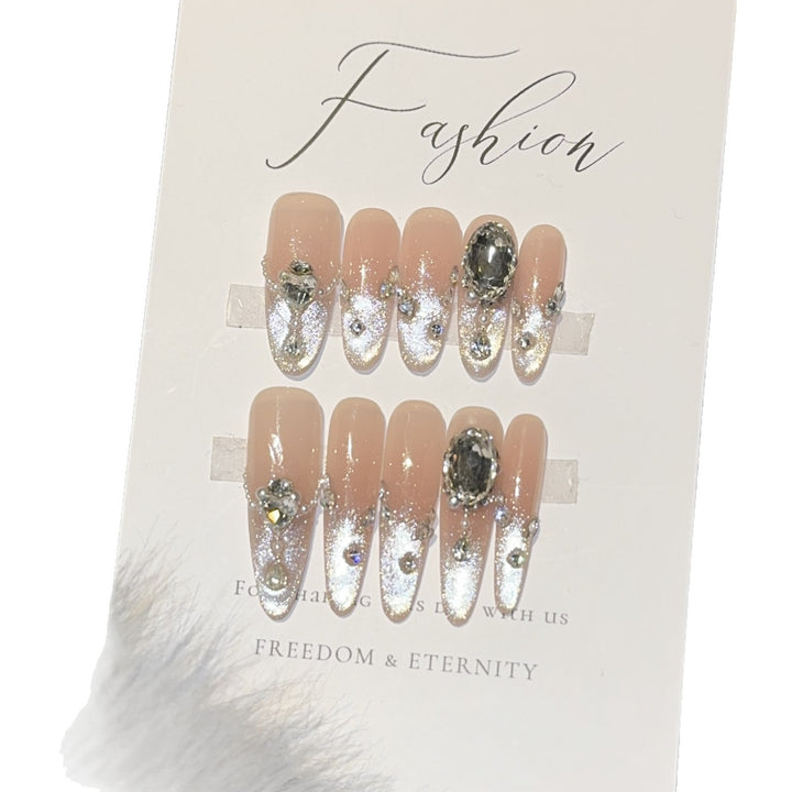 Glamouröse Kunstnagelspitzen mit Strass-Akzenten Karnz