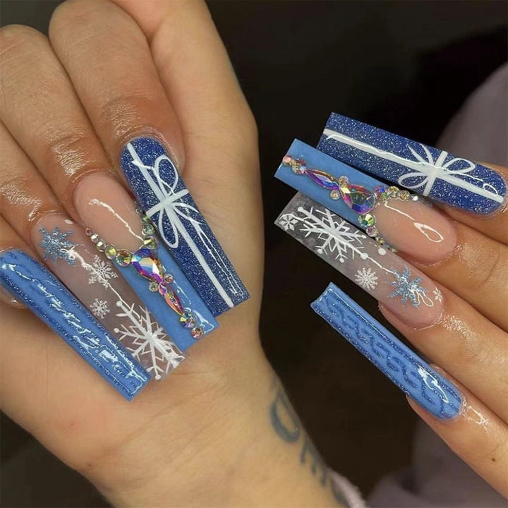 Kunstvolle Nagelkunst mit floralem 3D-Design Karnz