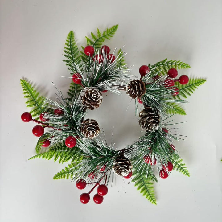 Weihnachtskranz mit Tannenzapfen und roten Beeren