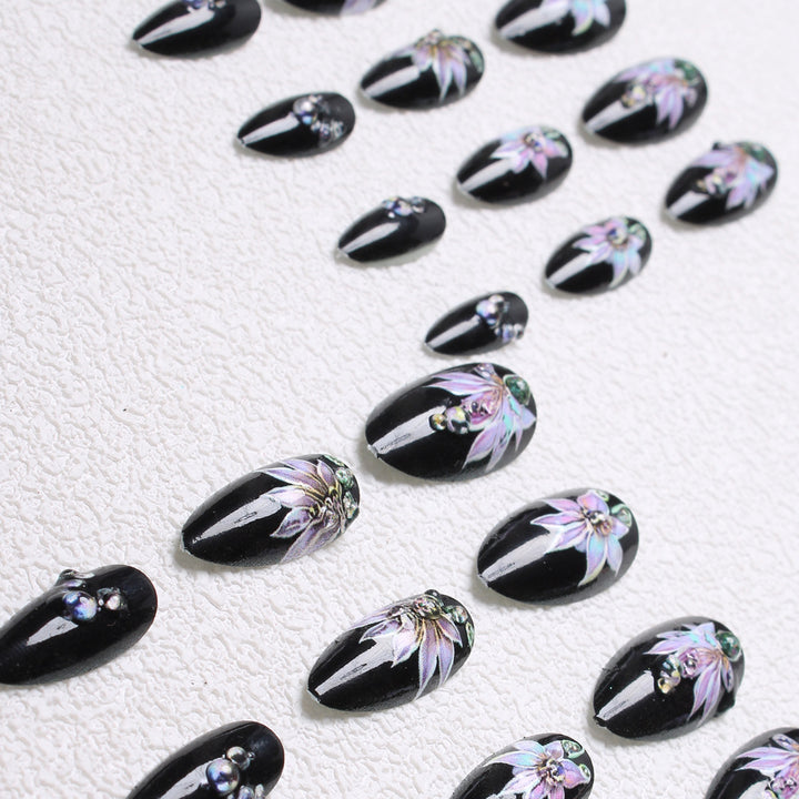 Blumenverzierte Press-On Nägel Karnz