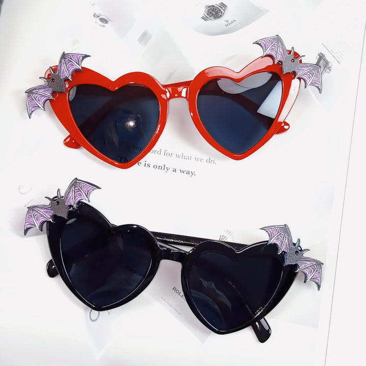 Herzförmige Sonnenbrille mit Fledermausakzenten Karnz