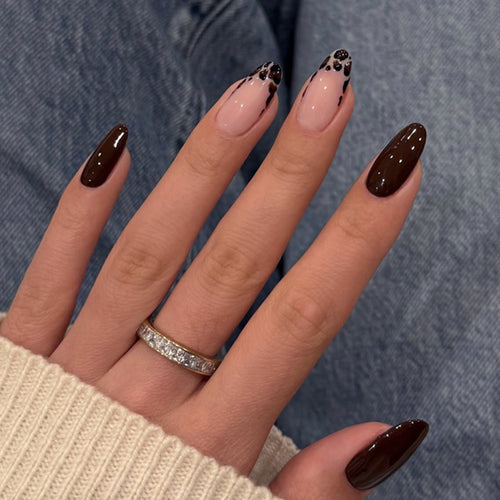 Kunstvolle Stiletto-Nägel mit elegantem Design und glänzendem Finish Karnz