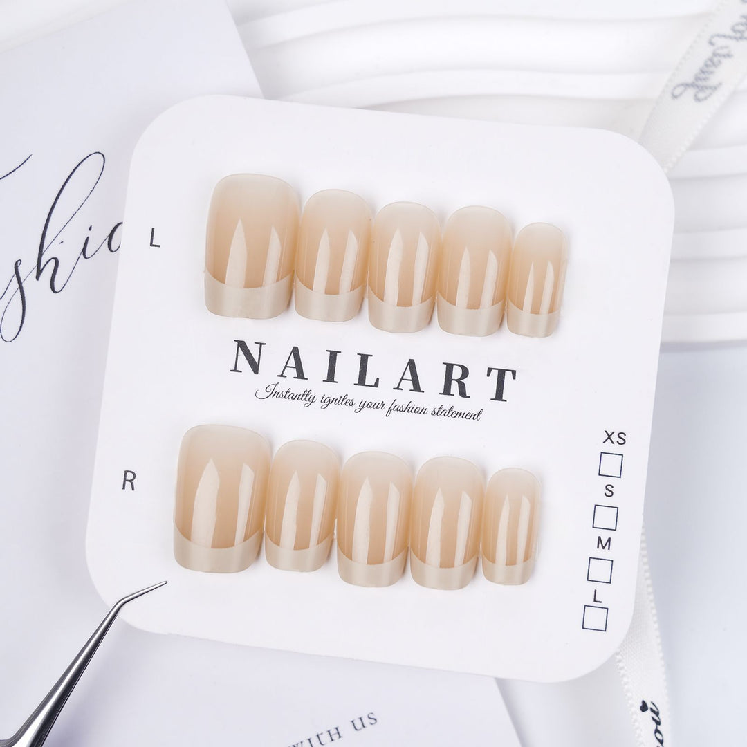 Dekorativer Press-On-Nagel-Set mit eleganten floralen und Edelstein-Akzenten Karnz