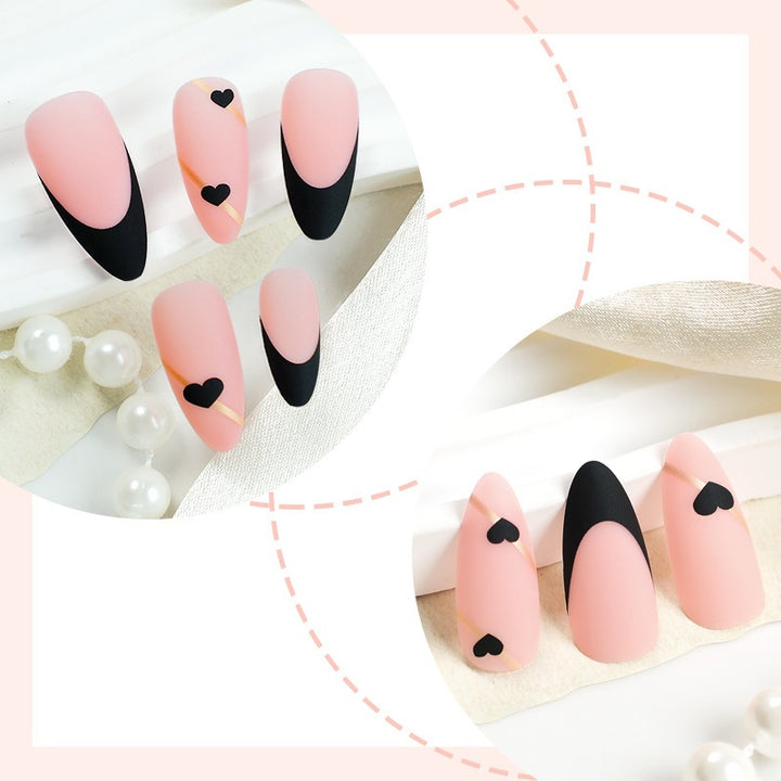 Kreatives Kunstnagelset mit herzförmigen Akzenten und eleganter French-Spitze Karnz