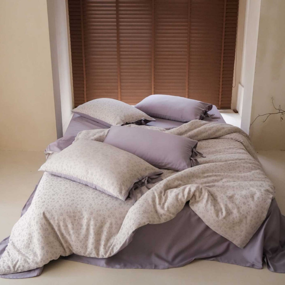 Wendbares Bettwäscheset aus Baumwollsatin mit floralem Print und Bindebändern