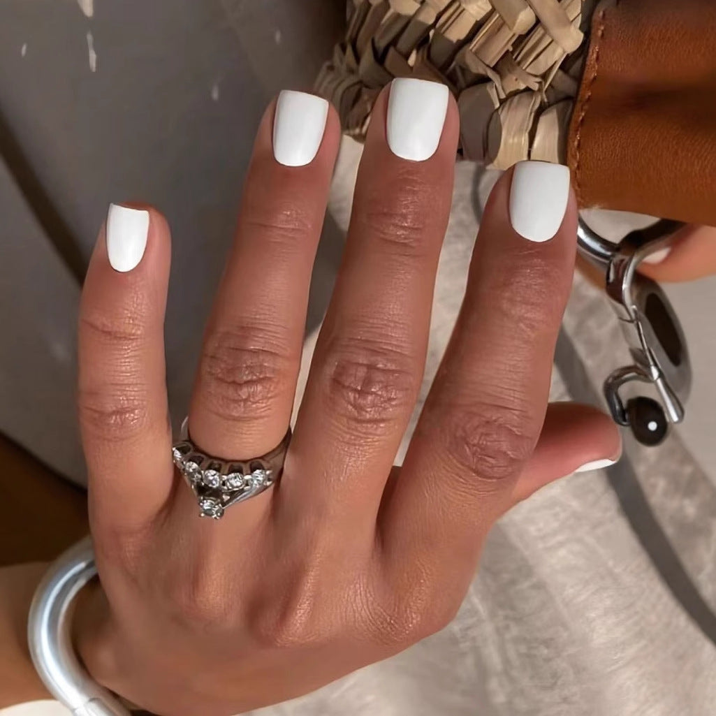 Kunstnagelset mit elegantem Hochglanz-Finish und pflegeleichter Oberfläche Karnz