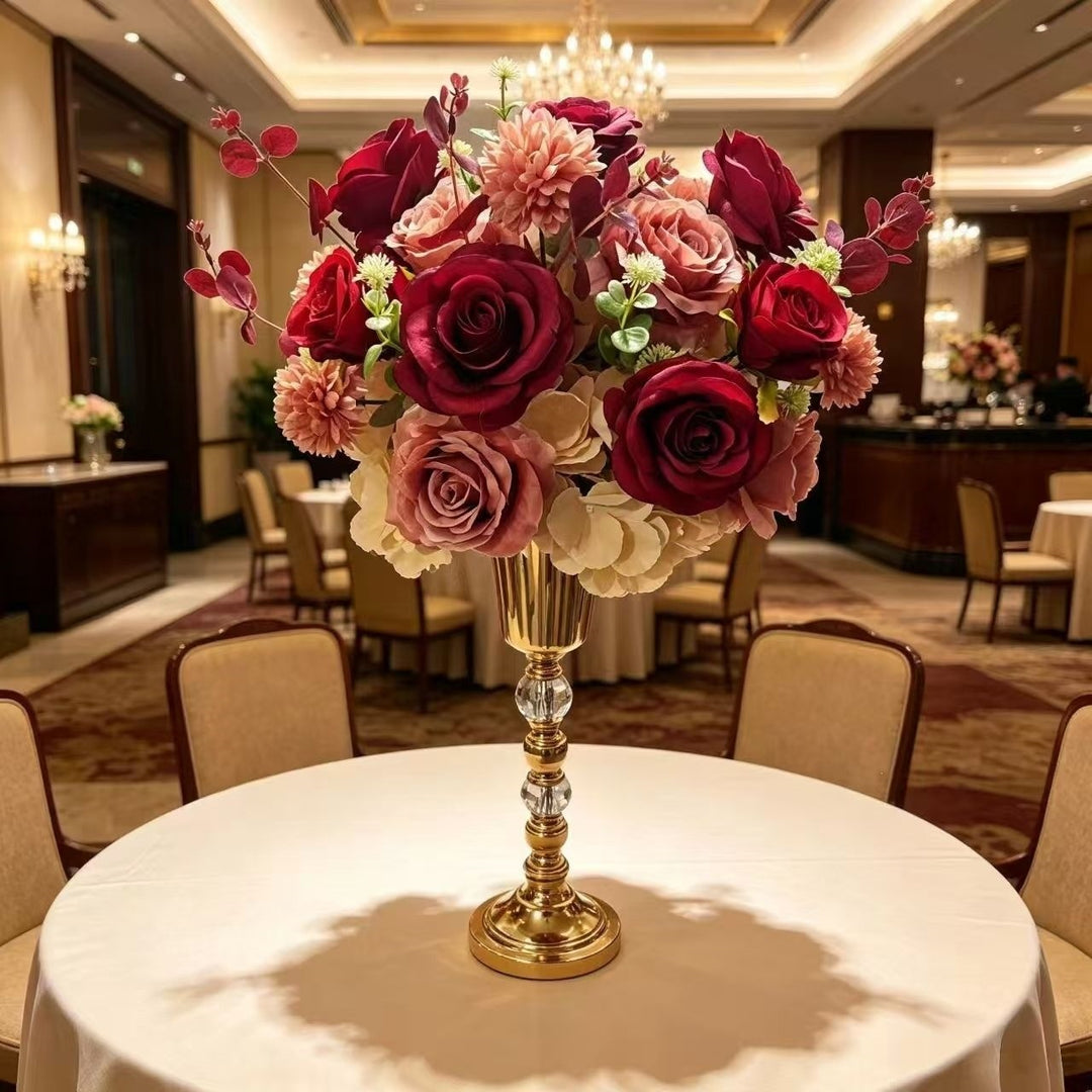 Luxuriöse Blumenanordnung mit dekorativem Ständer