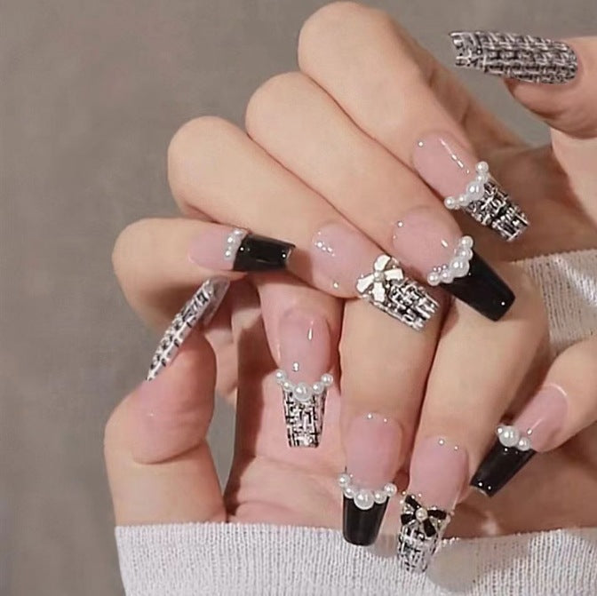Glamouröse Nageldesigns mit Perlen- und Strass-Akzenten Karnz