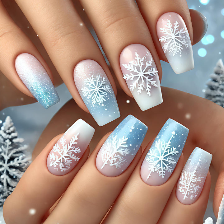 Winterliche Kunstnägel mit Schimmerndem Schneeflocken-Design Karnz