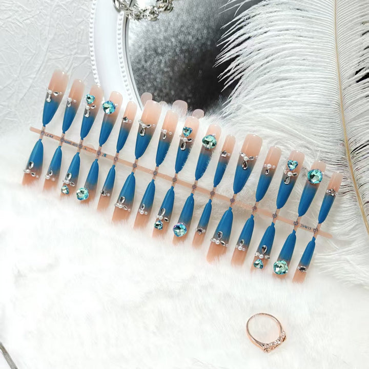 Glamouröse Kunstnägel mit Funkelnden Strass-Elementen Karnz