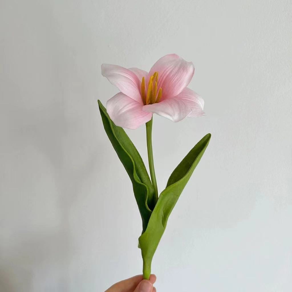 Lebensechter dekorativer künstlicher Blumenstrauß