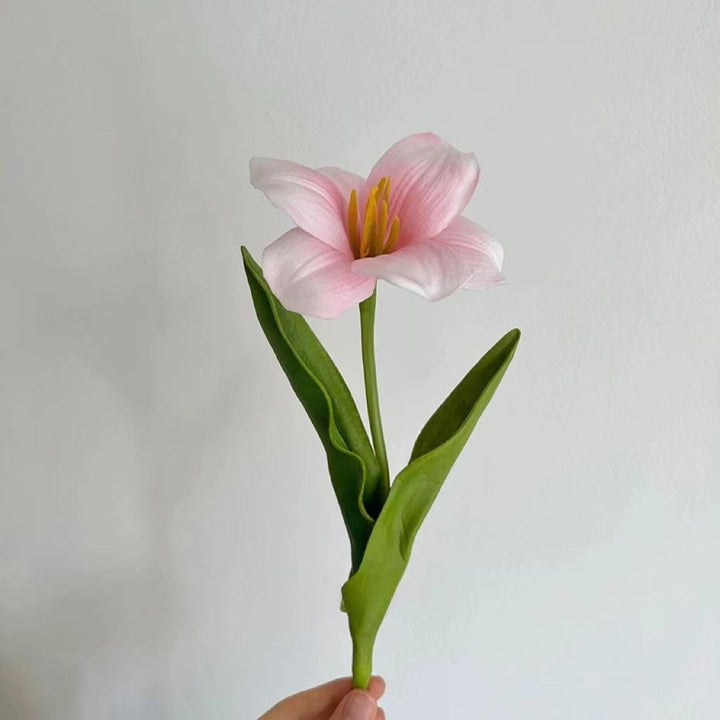 Lebensechter dekorativer künstlicher Blumenstrauß