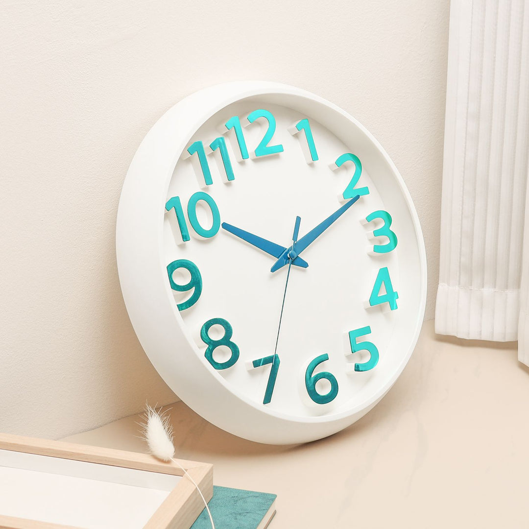 Wanduhr im minimalistischen Design Karnz
