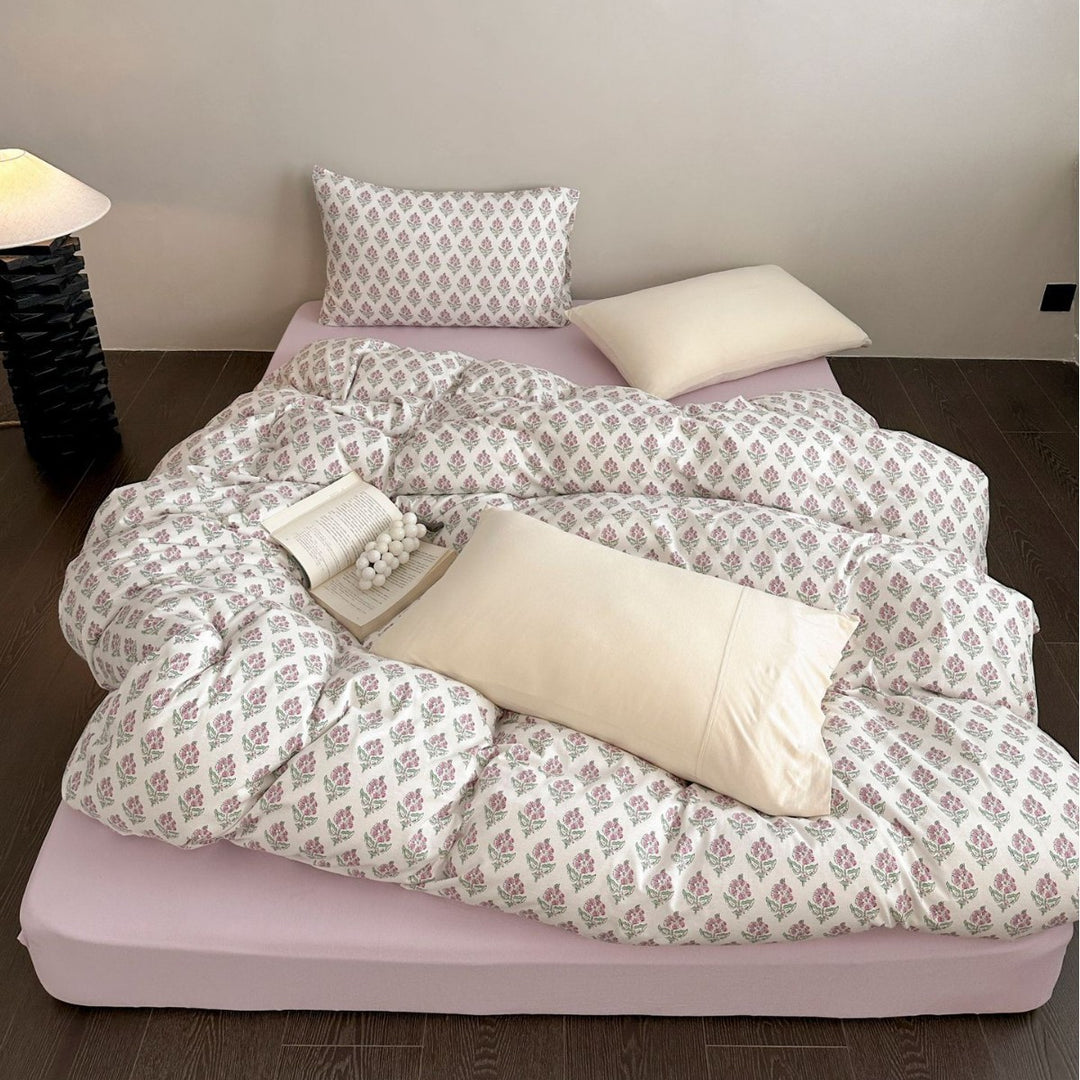 Florales Baumwoll-Bettwäsche-Set mit gesteppter Decke und Kissenbezügen