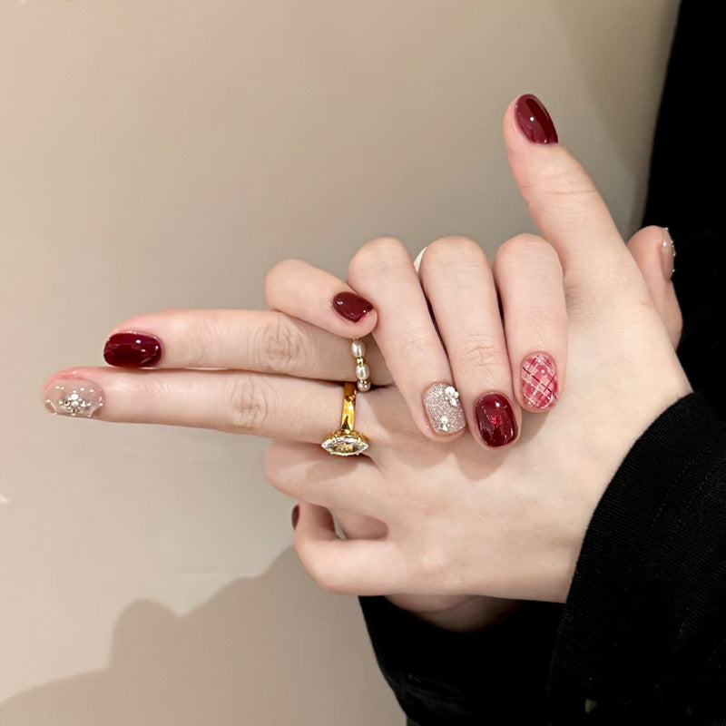 Elegantes dekoratives Nagelkunst-Set mit Juwelenakzenten Karnz