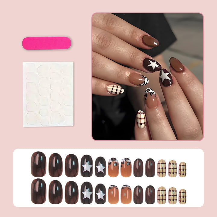 Kunstnagelset mit stilvollen geometrischen und trendigen Akzenten Karnz