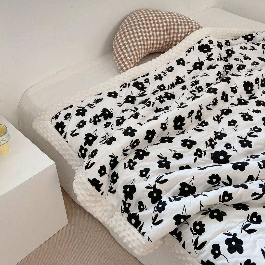 Kuschelige Baby-Steppdecke mit Minky-Fleecekante und niedlichem Hasen-Print
