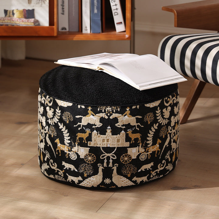 Sitzpouf mit gestepptem Teddy‑Bezug und floraler Jacquard‑Bordüre