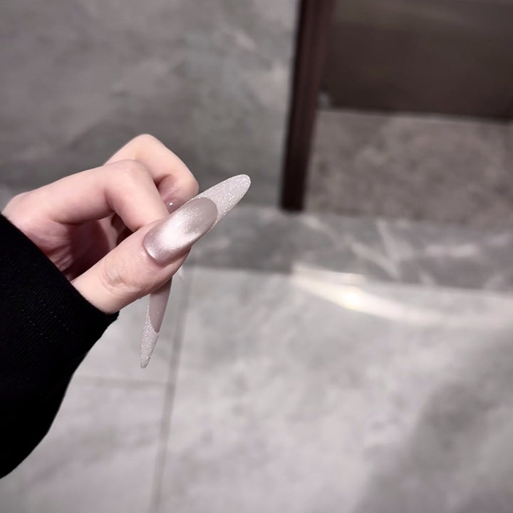 Lange Stiletto-Nagelverlängerungen mit Glitter-Akzenten