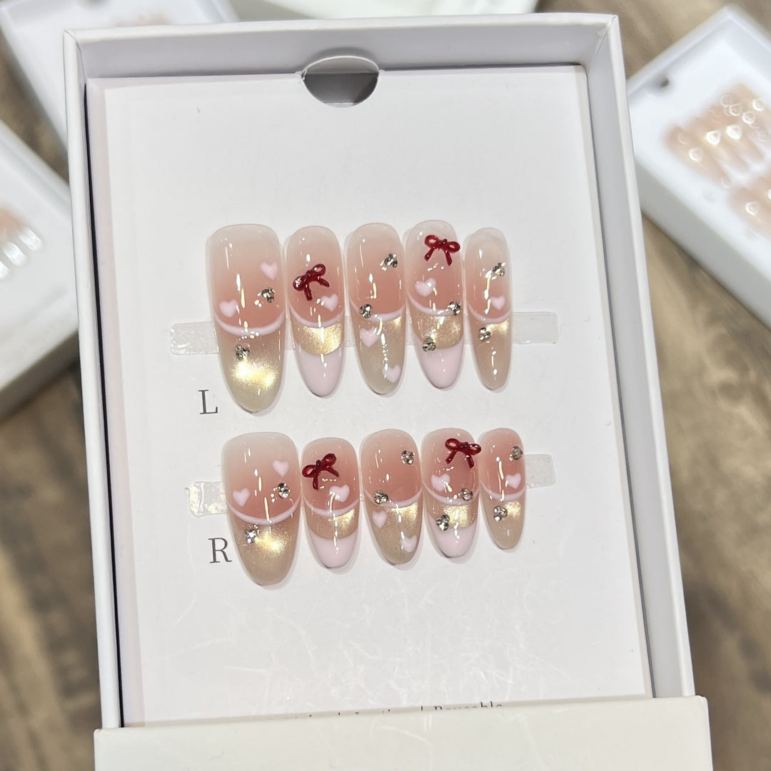 Dekoratives Press-On-Nagelset mit Herz- und Schleifenakzenten Karnz