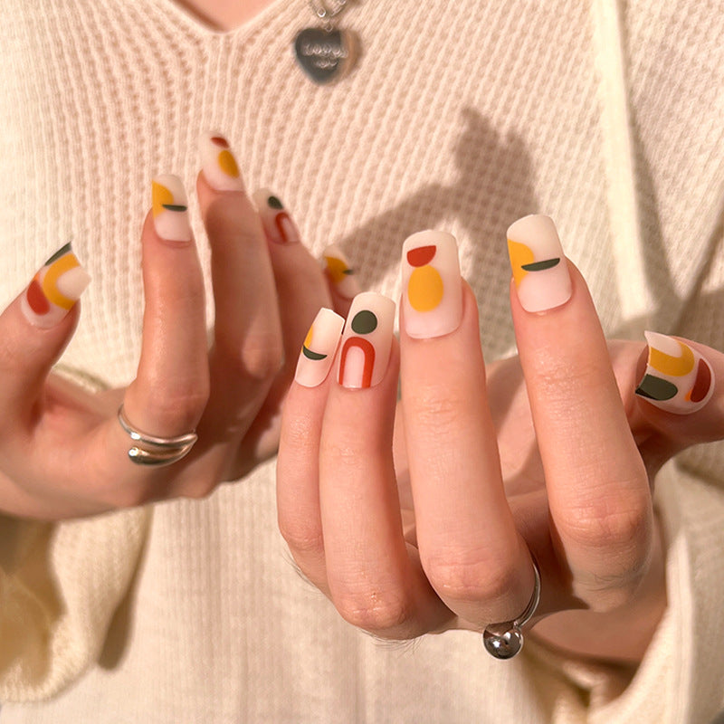 Kreative Nagelkunst mit geometrischen Designs Karnz