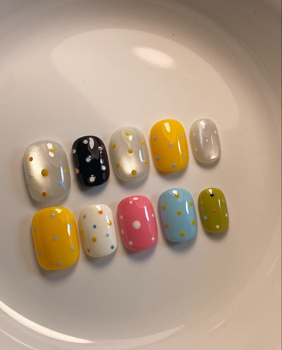 Künstlerisches Press-On Nagelset mit bunten Punktmustern