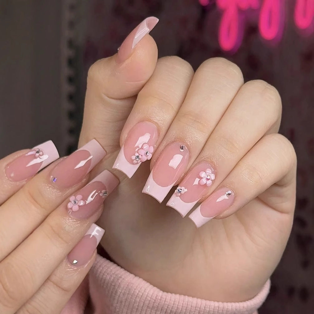 Kunstnagelset mit eleganten 3D-Blüten und glamourösen Strassakzenten Karnz