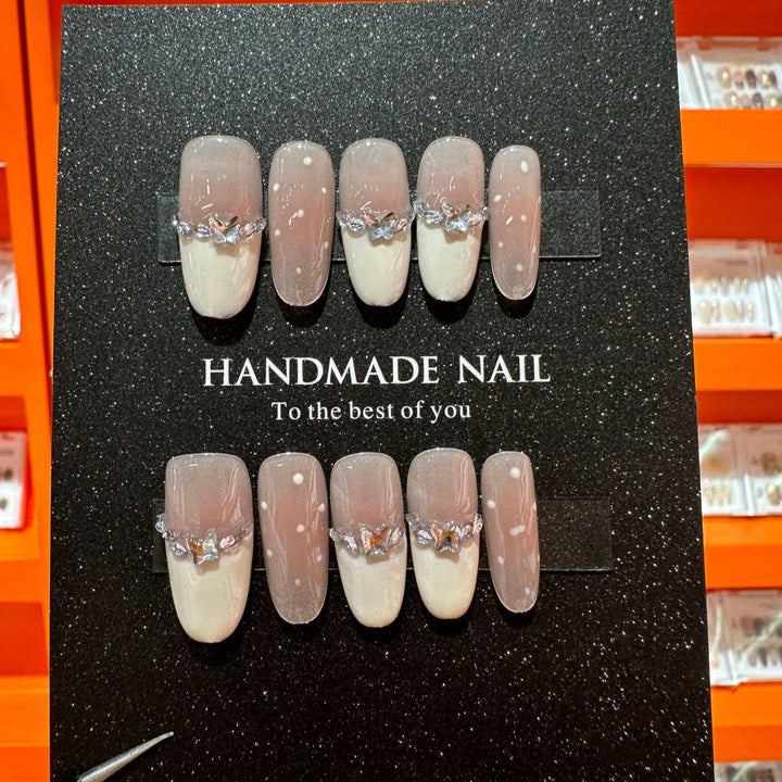 Handgefertigtes elegantes Press-On-Nagelset mit Edelsteindetails