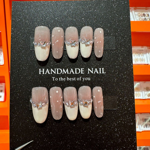 Handgefertigtes elegantes Press-On-Nagelset mit Edelsteindetails