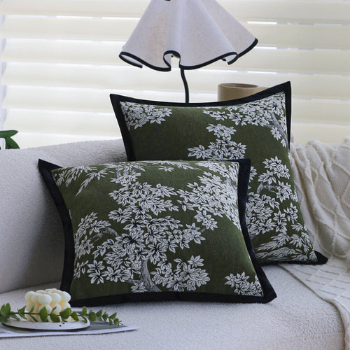 Quadratischer Jacquard-Kissenbezug mit orientalisch inspiriertem Blumenrelief und kontrastierender Keder Karnz