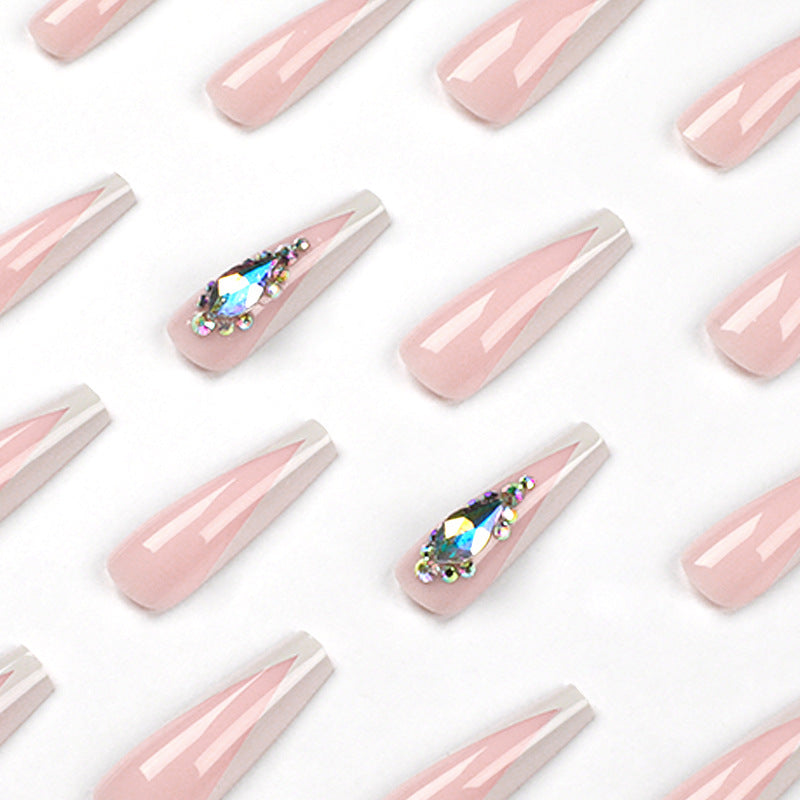 Kunstvolle Nagelverlängerungen mit eleganten Glitzerakzenten Karnz