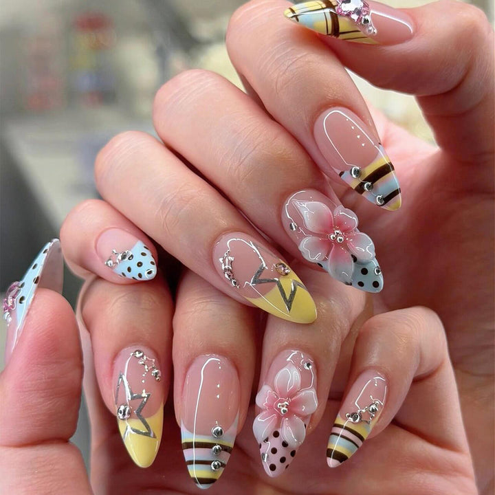 Kreative Nageldesigns mit floralem Akzent und Glitzer Karnz